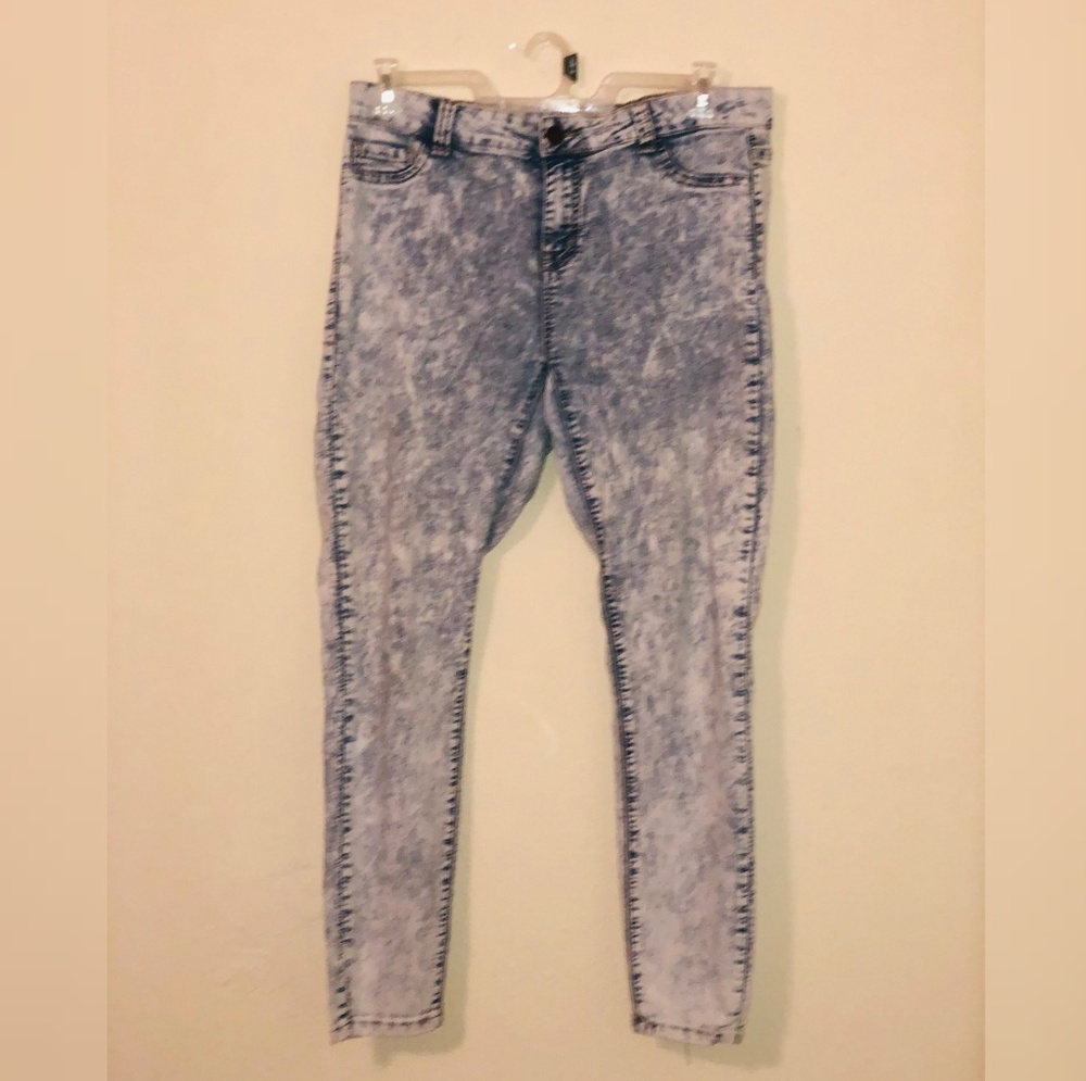 Light blue washed jeans